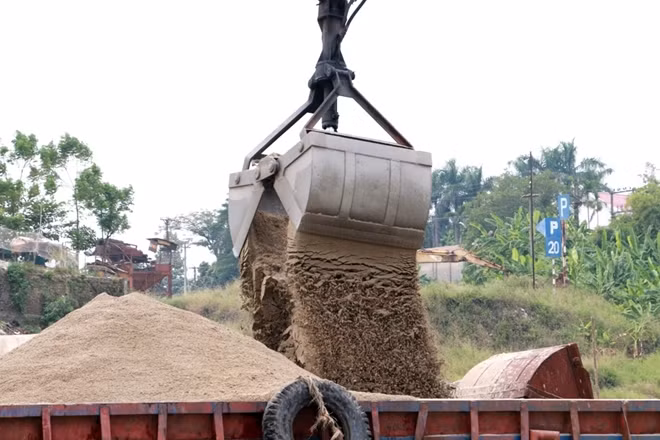 Lực lượng chức năng đã huy động tàu và máy xúc để sang tải cứu nạn con tàu đang bị mắc cạn khi va phải đá ngầm.