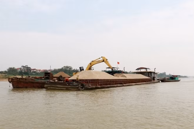 Ngày 26-9, con tàu mang biển số HN-0195 bị mắc kẹt khi va phải đá ngầm tại đoạn qua phía thượng lưu và hạ lưu bến phà Đức Bác (giáp huyện Sông Lô, Vĩnh Phúc và TP Việt Trì, Phú Thọ).