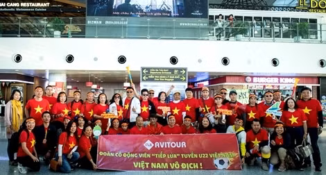 Hàng ngàn cổ động viên lên đường "tiếp lửa" đội tuyển U22 Việt Nam