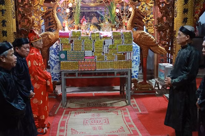 Tuy nhiên, đến ngày cuối cùng các bậc cao niên trong làng sẽ mang đồ vàng mã của người dân ra sân đình làm lễ hóa.