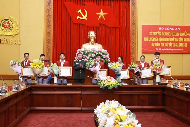 Bộ trưởng Tô Lâm khen thưởng huấn luyện viên (HLV), vận động viên (VĐV) tham dự SEA Games 30 tại Philippines năm 2019.