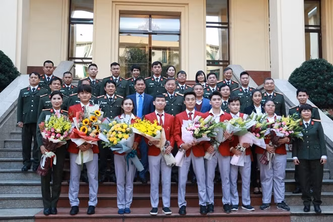 Bộ trưởng Tô Lâm với các HLV, VĐV CAND và cán bộ Cục X03.