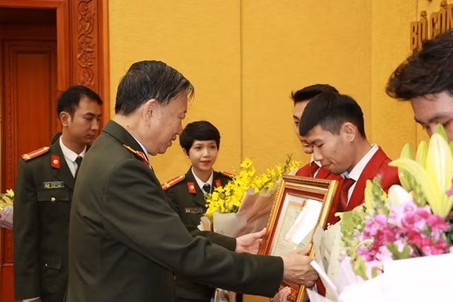 Bộ trưởng Bộ Công an Tô Lâm tặng hoa và bằng khen cho các VĐV CAND tham dự SEA Games 30.