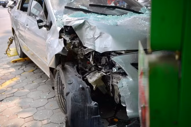 Phần đầu chiếc ô tô biến dạng bị hư hỏng nặng