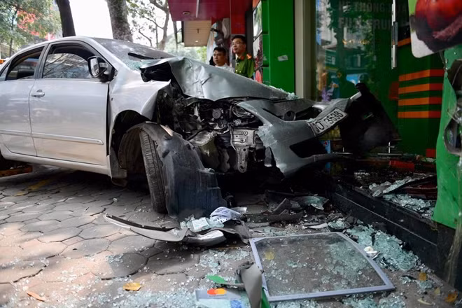 Sau khi gây tai nạn liên hoàn, chiếc xe ô tô đã lao thẳng vào cửa hàng hoa quả sạch trên phố Lò Đúc, Hà Nội.