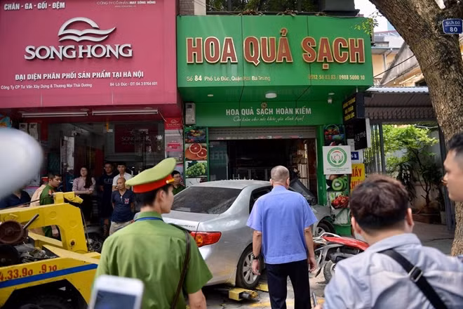 Hiện, công an quận Hai Bà Trung phối hợp với Công an phường Phạm Đình Hổ đang tổ chức bảo vệ hiện trường, điều tra nguyên nhân vụ việc.