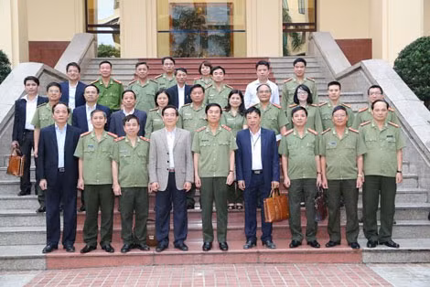 Thứ trưởng Thường trực Đặng Văn Hiếu; đồng chí Nguyễn Hữu Vạn, Tổng Kiểm toán Nhà nước với các đại biểu dự buổi họp.