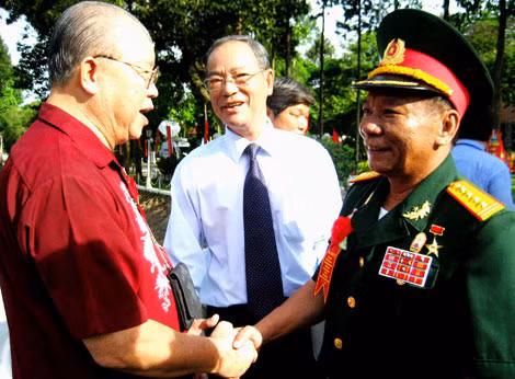 Anh hùng LLVTND Nguyễn Xuân Hoàng (phải) hội ngộ với Anh hùng Lao Động Võ Tòng Xuân tại buổi lễ kỷ niệm 125 năm ngày sinh Bác Tôn tại Khu lưu niệm của Người tại xã Mỹ Hoà Hưng (đứng giữa là ông Lê Phú Hội, nguyên Bí thư Tỉnh uỷ An Giang). Anh hùng LLVTND Nguyễn Xuân Hoàng (phải) hội ngộ với Anh hùng Lao Động Võ Tòng Xuân tại buổi lễ kỷ niệm 125 năm ngày sinh Bác Tôn tại Khu lưu niệm của Người tại xã Mỹ Hoà Hưng (đứng giữa là ông Lê Phú Hội, nguyên Bí thư Tỉnh uỷ An Giang).