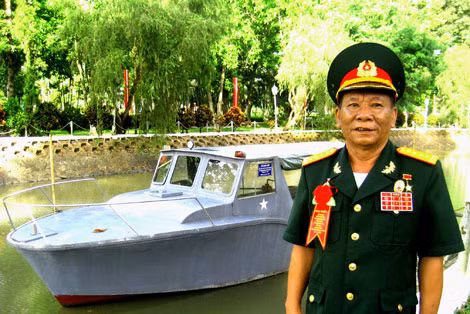 Đại tá Nguyễn Xuân Hoàng bên con tàu chở Bác Tôn do chính ông chỉ huy phục chế đang được lưu giữ tại Khu lưu niệm Chủ tịch Tôn Đức Thắng (Mỹ Hoà Hưng). Đại tá Nguyễn Xuân Hoàng bên con tàu chở Bác Tôn do chính ông chỉ huy phục chế đang được lưu giữ tại Khu lưu niệm Chủ tịch Tôn Đức Thắng (Mỹ Hoà Hưng).