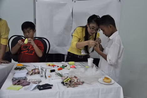 Góc hướng dẫn thực hiện sản phẩm thủ công do người khuyết tật thực hiện.