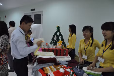 Gian hàng giới thiệu sản phẩm len do thanh thiếu nhi các mái ấm, nhà mở sản xuất.