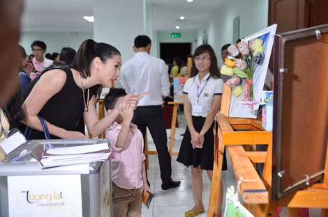 Sự xuất hiện của một số nghệ sĩ khiến không khí ngày hội thêm sôi nổi.