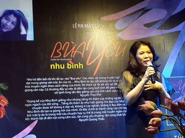 Nhà văn Như Bình tại lễ ra mắt “Bùa yêu”. Nhà văn Như Bình tại lễ ra mắt “Bùa yêu”.
