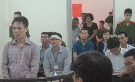 Bị cáo Quỳnh (đứng) tại phiên xử sơ thẩm lần 1. Bị cáo Quỳnh (đứng) tại phiên xử sơ thẩm lần 1.