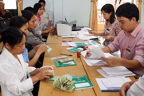 Hộ nghèo làm thủ tục vay vốn.