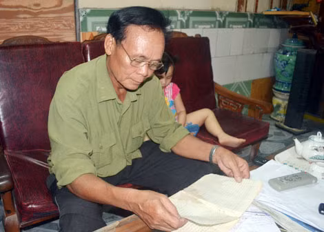 Ông Trường đang lần giở từng trang trong cuốn sổ tay ghi chép từ thời chiến tranh còn giữ lại. Ông Trường đang lần giở từng trang trong cuốn sổ tay ghi chép từ thời chiến tranh còn giữ lại.