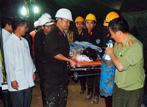 Nạn nhân Đặng Thị Hồng Ngọc được tiếp ôxy trước khi được chuyển tới Bệnh viện Đa khoa Lâm Đồng cấp cứu.