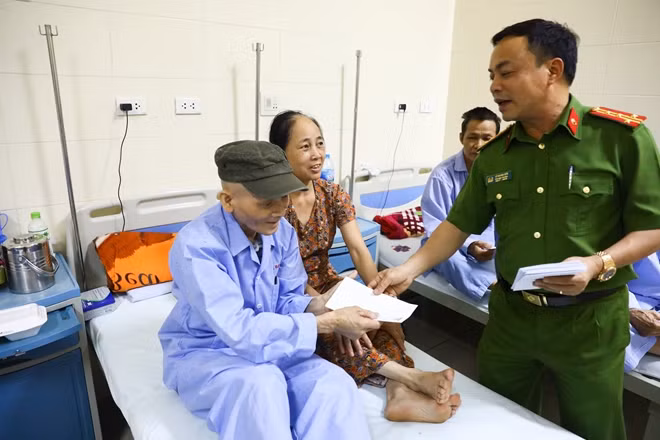 Đại tá Lê Quang Bốn - Phó Hiệu trưởng Nhà trường trao quà cho các bệnh nhân ung thư tại khoa xạ trị 5.