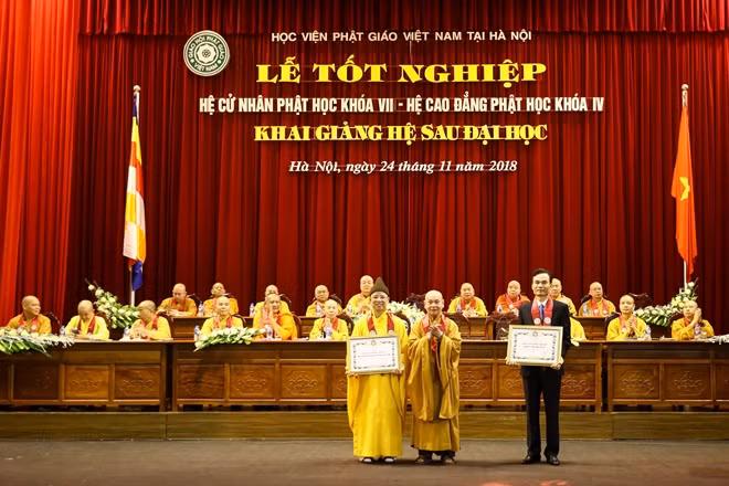 Trao Bằng tuyên dương công đức cho các cá nhân, tập thể có nhiều đóng góp trong giáo dục Phật giáo.