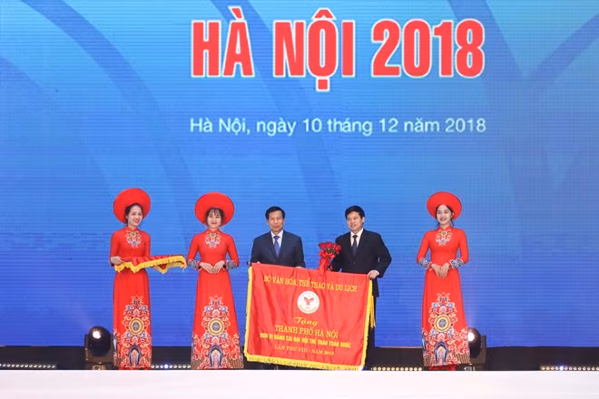 Bộ trưởng Nguyễn Ngọc Thiện trao bằng khen cho đại diện TP Hà Nội - Đơn vị đăng cai tổ chức