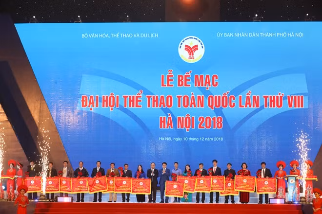 Chủ tịch TP Hà Nội - Nguyễn Đức Chung trao tặng bằng khen cho các đơn vị tổ chức xuất sắc Đại hội Thể dục Thể thao toàn quốc lần thứ VIII năm 2018