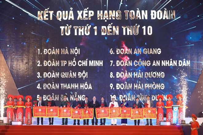 Bí Thư Thành uỷ Hà Nội - Hoàng Trung Hải trao bằng khen cho các đoàn xếp hạng từ 1 đến 10
