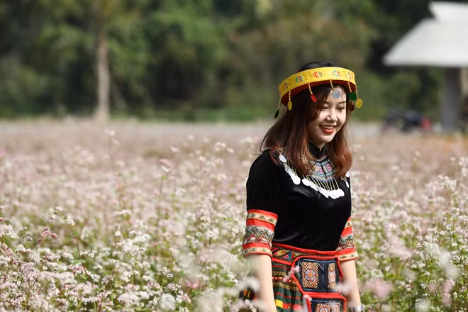 Đến đây, du khách có thể thuê quần áo dân tộc để "khoe dáng" bên "hoa của đá"