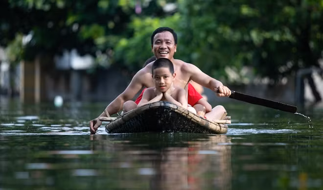 Được nghỉ học, trẻ em ở đây hàng ngày có thể ở nhà hoặc đi cùng bố mẹ nhận hàng cứu trợ hoặc mua thực phẩm nếu ở nhà có bếp trên cao