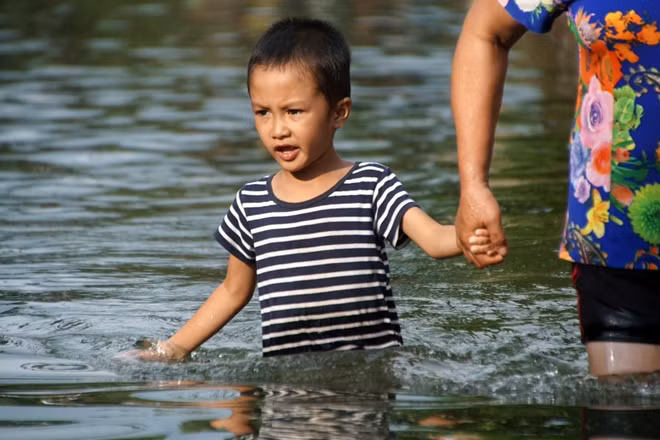 Nhiều đoạn nước nông, trẻ em tiểu học có thể đi bộ.