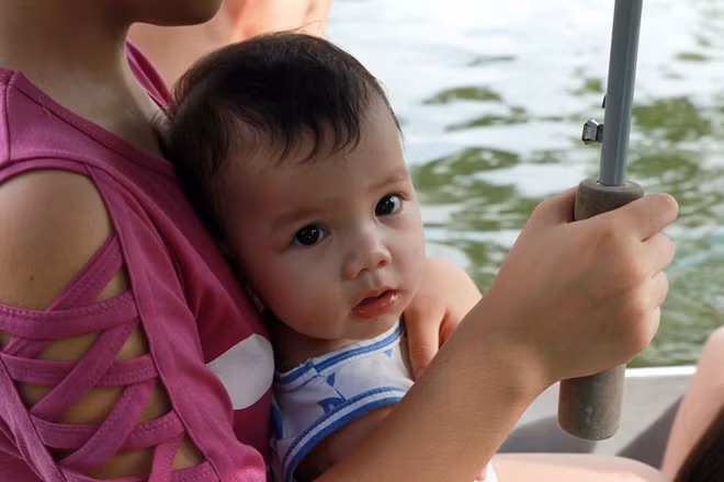 Em bé nhỏ tuổi nhất xã Nam Phương Tiến, mới 10 tháng tuổi nhưng đã 2 lần chạy lũ