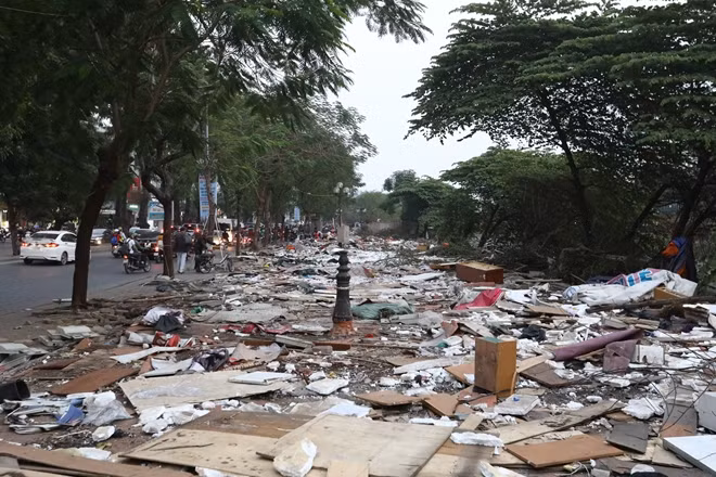 Sau 3 ngày tháo dỡ, khu vực chợ tạm Ngã Tư Sở (ven sông Tô Lịch) giờ chỉ còn là một bãi rác thải