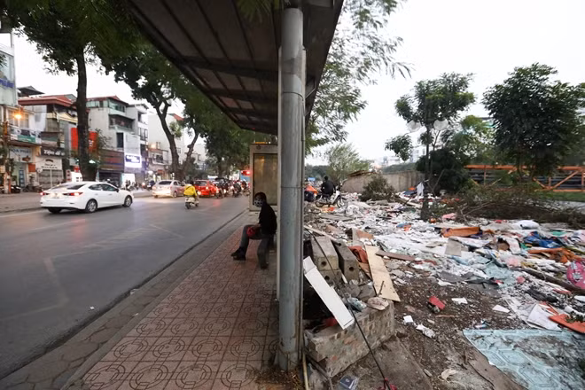 Chợ tạm Ngã Tư Sở đã bị dỡ bỏ sau hơn 10 năm hoạt động kinh doanh trái phép, đây là khu chợ được quây bằng tôn tiềm ẩn nhiều nguy cơ cháy nổ