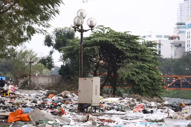 Bãi rác "chợ tạm Ngã Tư Sở"