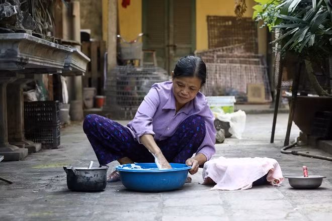 Sau khi tạo hình tượng mong muốn, tượng sẽ được phủ lên một hỗn hợp hồ trắng.