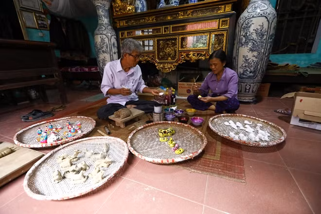 Gia đình ông Phùng Đình Giáp đã giữ nghề làm phỗng đất từ thời cha ông, riêng ông Giáp đã làm phỗng đất hơn 60 năm