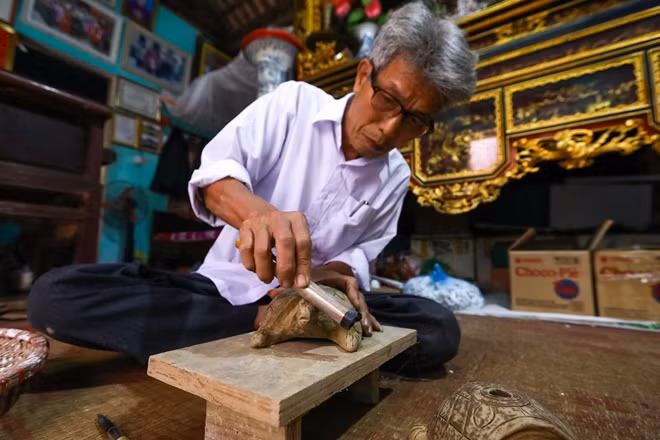 Loại phỗng không tô màu sẽ được đánh bóng bằng cật tre hoặc miếng nhựa