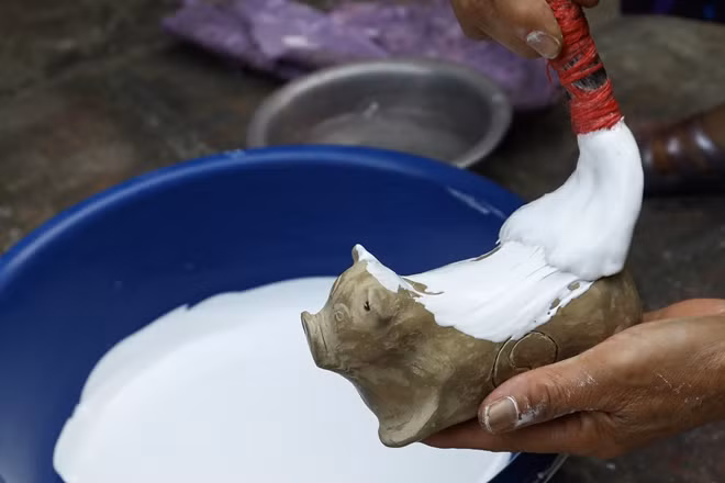 Tượng được phủ lên 2 lớp hồ trắng, giữa mỗi lớp là một lần phơi cho khô