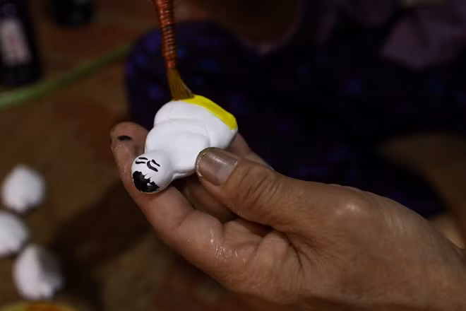 Tô màu, màu chủ đạo của phỗng là đỏ, xanh hoặc vàng như màu trên con tò he. Sự sặc sỡ sẽ thu hút trẻ em nhiều hơn