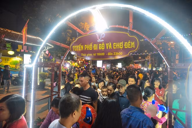 Khu phố được chia làm nhiều khu như khu ẩm thực, khu vui chơi, khu ăn uống...