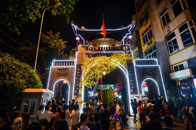 Cổng vào phố đi bộ Vạn Phúc