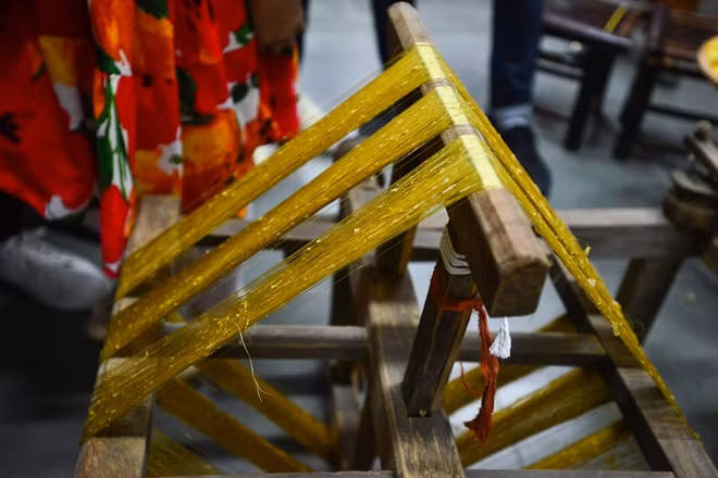 Máy dệt lụa thủ công