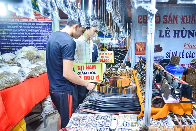 Ở phố đi bộ Vạn Phúc còn có rất nhiều quầy hàng quần áo, đồ dùng hàng ngày và đồ ăn