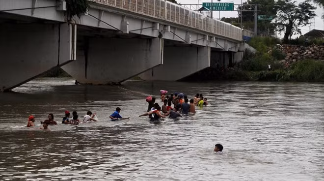 Những ngày đầu tiên, chính quyền Mexico chỉ cho phép mở cửa đối với cá nhân hoặc những nhóm nhỏ không quá 10 người, tuy nhiên do số lượng người đến đây ngày càng đông nên Mexico đã đóng cửa biên giới.