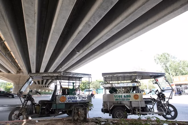 Những đoạn rẽ dọc cầu vượt là rất nhiều xe ba gác đỗ.