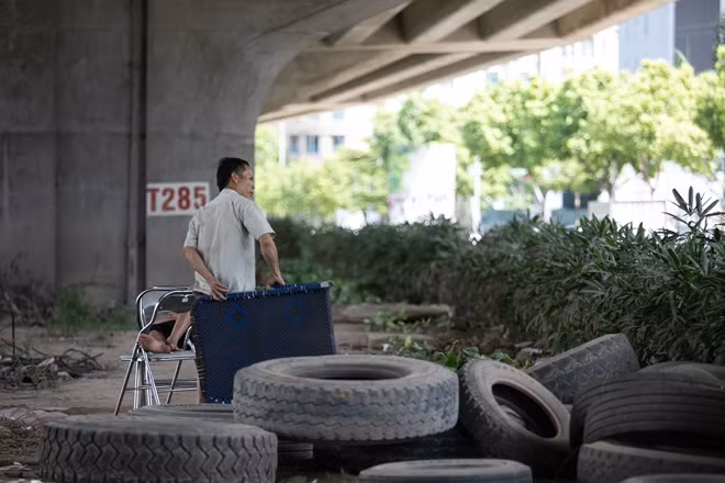 Sau giấc ngủ trưa họ lại gấp giường rồi đi làm tiếp