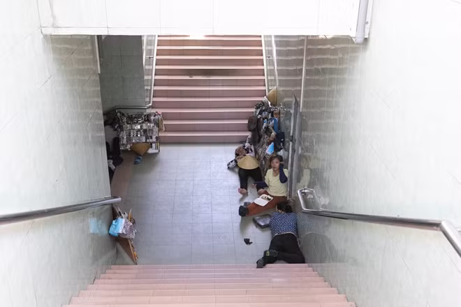 Bên trong một số hầm đi bộ dọc đường Phạm Hùng, nhiều người lao động cũng tranh thủ nghỉ trưa tránh nóng