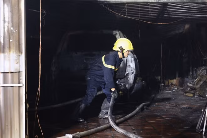 Theo thông tin ban đầu có 5 ô tô bị cháy, trong đó có 2 xe bốn chỗ