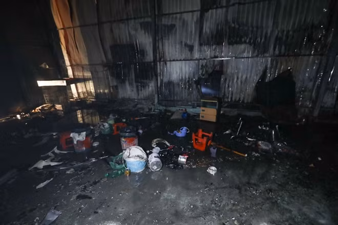 Bên trong gara bị cháy