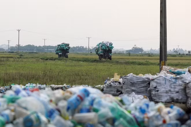 Hàng ngày, xe thu mua phế liệu ra vào thôn tấp nập, có xe đến để chở phế liệu đi nơi khác có nhu cầu...