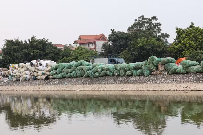 Cái tên "thủ phủ" phế liệu thật không sai chút nào khi ngay đầu thôn, những bao tải chai nhựa, phế liệu các loại được xếp hai bên chờ xe tải đến thu mua. Trung bình một gia đình ở đây thu về ít nhất 3 triệu tiền bán phế liệu, có hộ làm ăn khá hơn thì thu về trên dưới chục triệu.